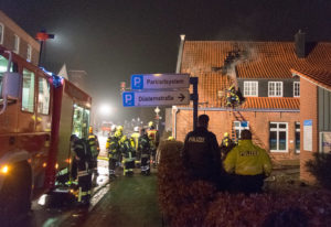 In der Silvesternacht brannte der Dachstuhl eines Hauses an der Muehlenstrasse in Varel. Die Feuerwehr hatte die Situation schnell im Griff.
