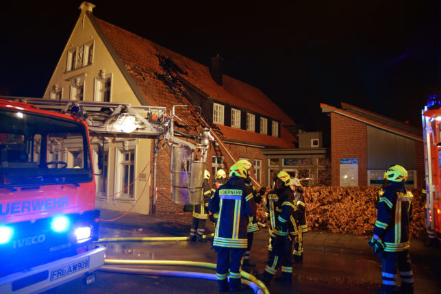 In der Silvesternacht brannte der Dachstuhl eines Hauses an der Muehlenstrasse in Varel. Die Feuerwehr hatte die Situation schnell im Griff.