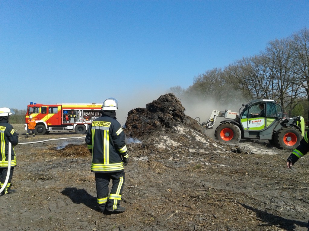 15.04.2015 - Niedergebranntes Osterfeuer durch Winde wieder entfacht