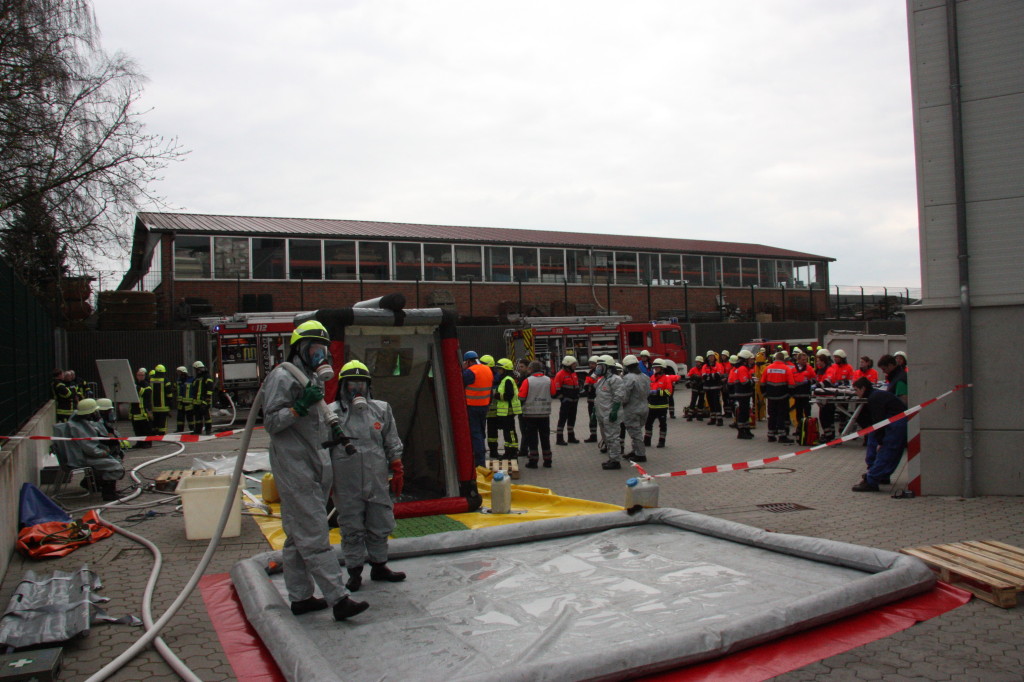 11.04.2015 - Feuerwehren mit Gefahrgutzug proben Ernstfall