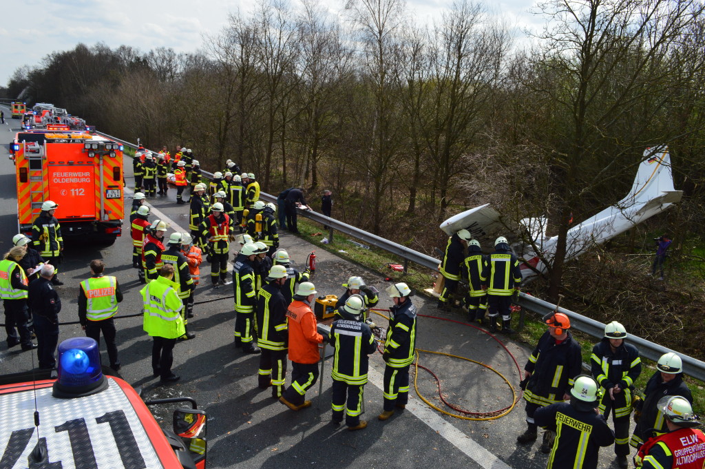 12.04.2015 - Sportflugzeug neben der Autobahn abgestürzt