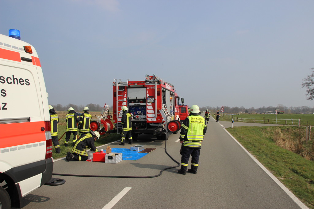 10.04.2015 - Schwerer Verkehrsunfall, Pkw landete im Straßengraben