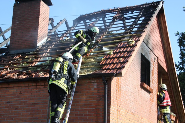 21.07.2015 - Dachstuhlbrand, Einfamilienhaus nicht mehr bewohnbar