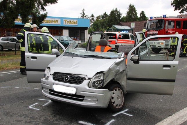 10.07.2015 - Schwerer Verkehrsunfall, Fahrer durch Einsatzkräfte aus Fahrzeug gerettet