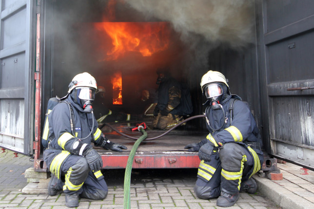 11.07.2015 - Dötlinger Feuerwehren trainieren in der Rauchdurchzündungsanlage