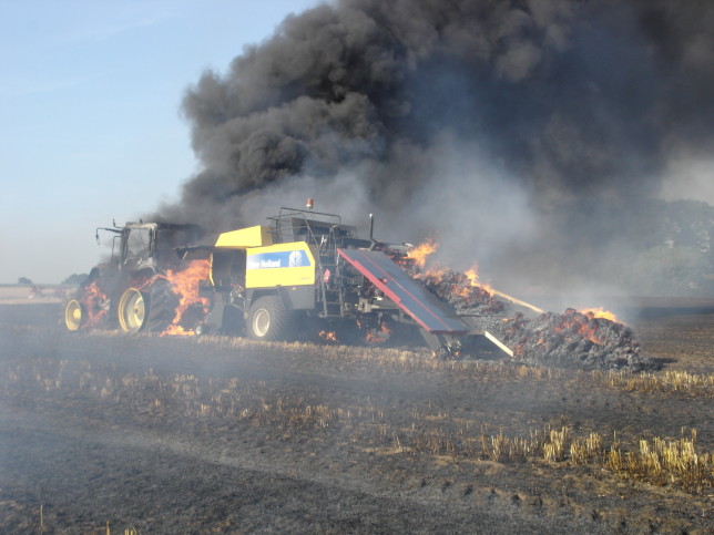 17.07.2015 - Landwirtschaftliche Maschinen durch Brand zerstört