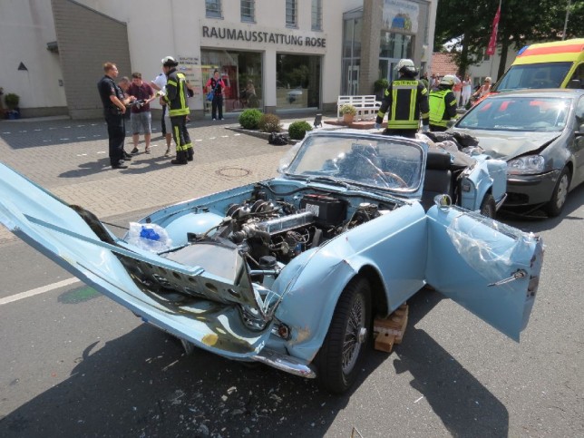 18.07.2015 - Verkehrsunfall mit Oldtimer, Fahrer im Fahrzeug eingeklemmt