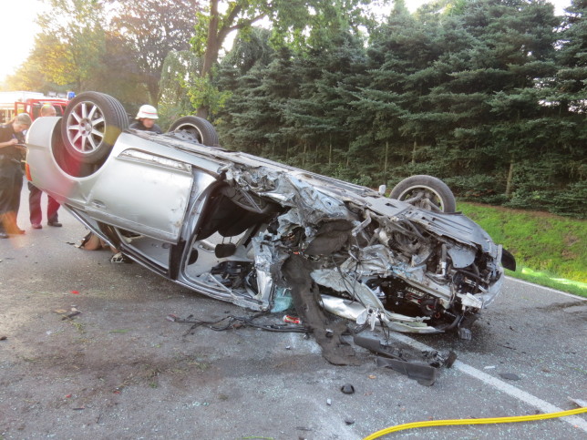 22.08.2015 - Verkehrsunfall mit eingeklemmter Person, Fahrer verstirbt am Unfallort