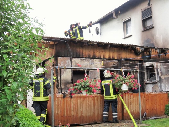 05.07.2015 - Brennender Holzschuppen verursacht Wohnungsbrand