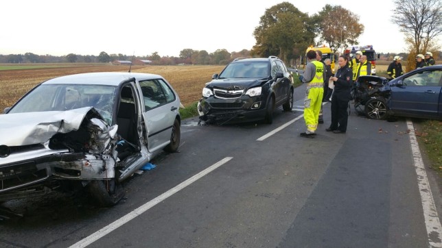 04.11.2015 - Verkehrsunfall, Fahrzeugführer eingeklemmt und von Einsatzkräften befreit