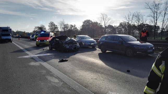 12.11.2015 - Schwerer Verkehrsunfall auf der A 28 endet tödlich