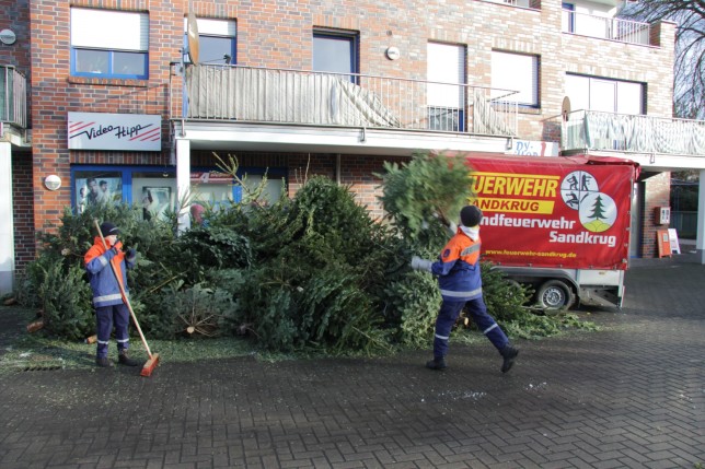 09.01.2016 - Jugendfeuerwehr Sandkrug sammelt Weihnachtsbäume ein