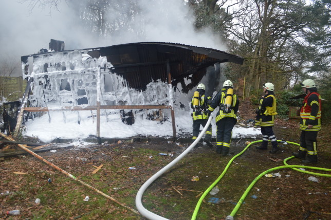 25.03.2016 - Im Sandkruger Ortskern brennt großer Holzschuppen nieder