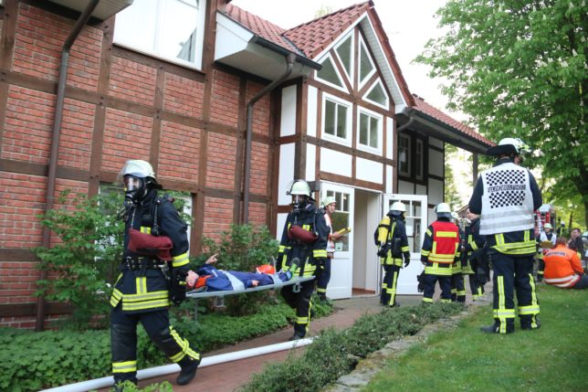 10.05.2016 - Atemschutzübung der Feuerwehr Kirchseelte im "Drei-Mädel-Haus"