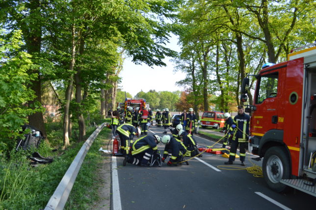 11.05.2016 - Feuerwehren Sandhatten und Huntlosen befreien Frau aus verunfalltem Pkw